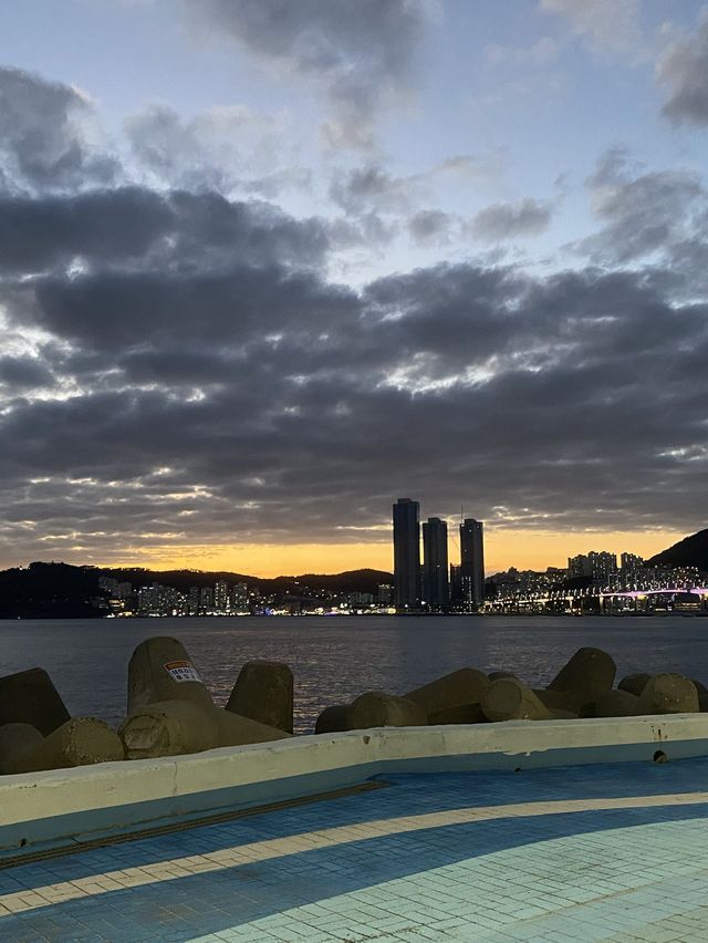 야경과 노을, 바다를 한눈에 ‘흰여울 해안터널’