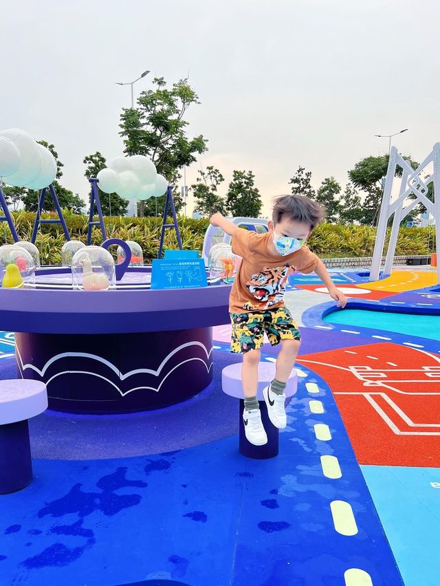 鬧市中室外大型棋盤遊樂場 + 室內展覽