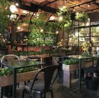 緑、お花溢れる🌻癒し空間カフェ【青山フラワーマーケット】