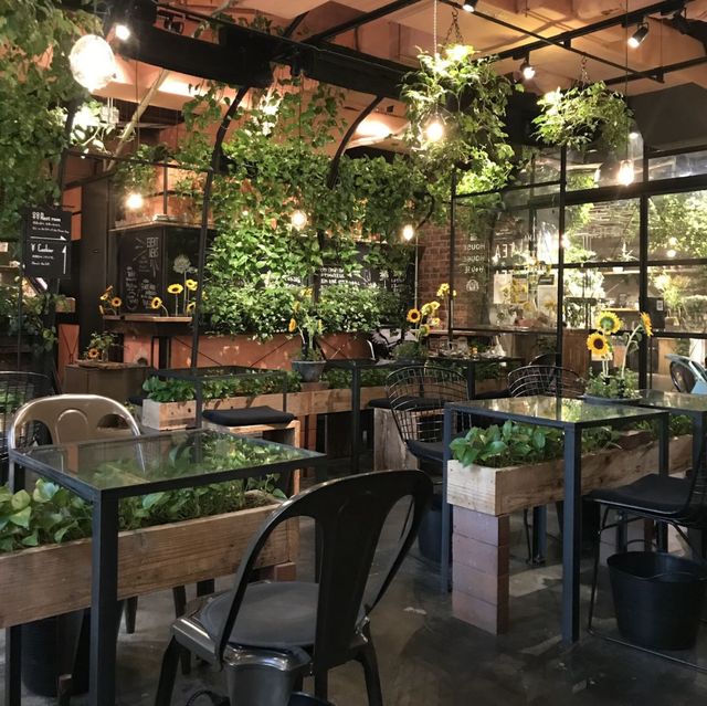 緑、お花溢れる🌻癒し空間カフェ【青山フラワーマーケット】