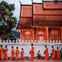 ตักบาตรข้าวเหนียว ที่หลวงพระบาง ประเทศลาว