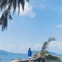 ถ่ายรูปกับต้นมะพร้าว ที่หาด ลับ ภูเก็ต