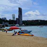 ชายหาดพัทยา นักท่องเที่ยวคึกคัก 