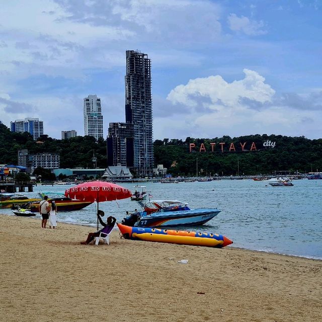 ชายหาดพัทยา นักท่องเที่ยวคึกคัก 