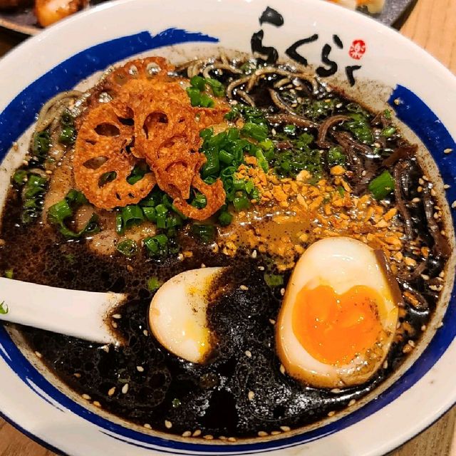 影燈飾食拉麵