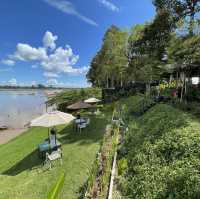 ร้านอาหาร และ โรงแรม The Riviera Champasak