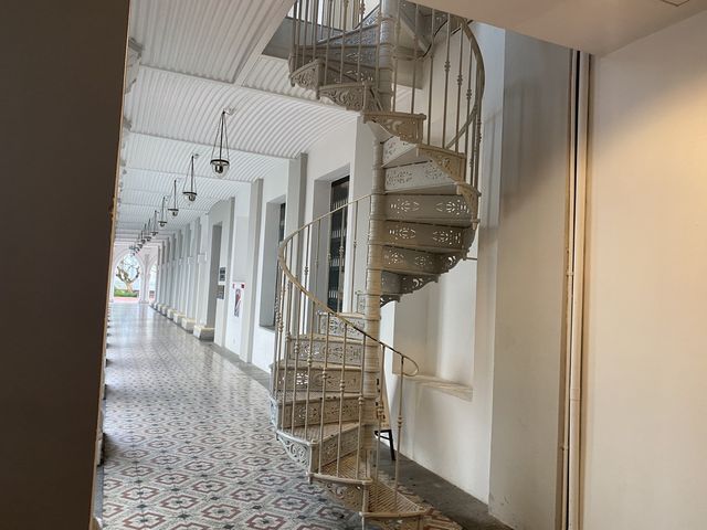 Chijmes : school turned Chapel