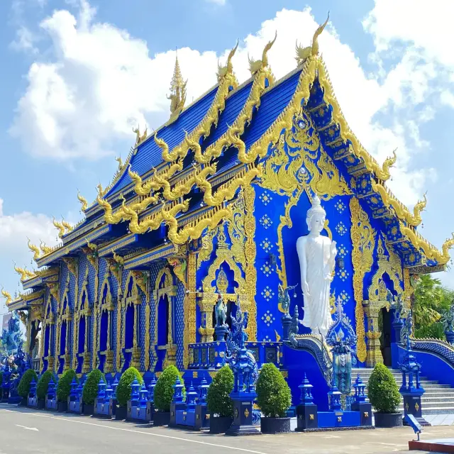 Wat Rong Suea Ten (The Blue temple)