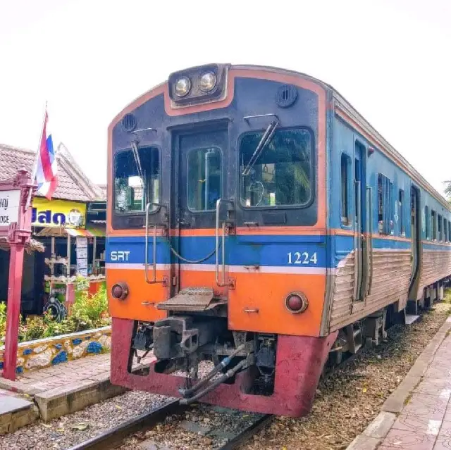 รถไฟนำเที่ยสายน้ำตกไทรโยค