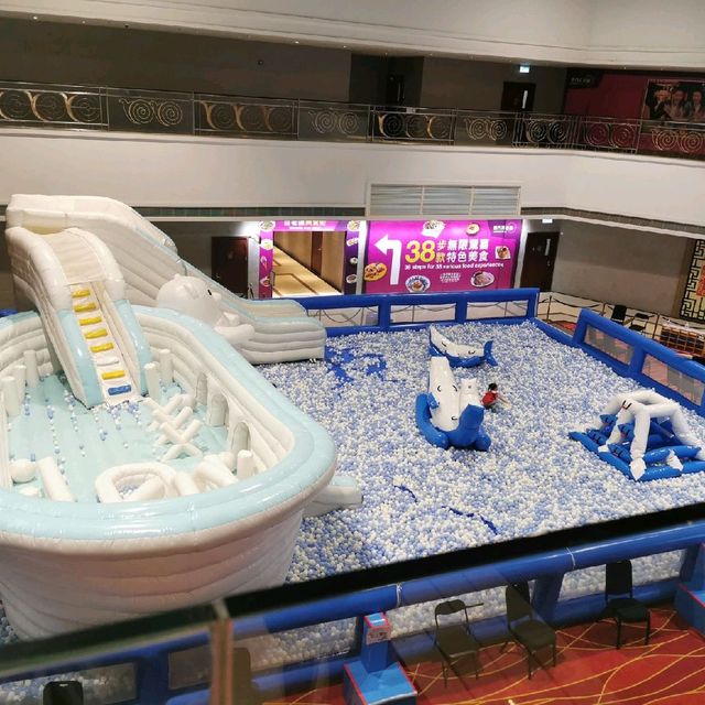 成個泳池咁大的波波池