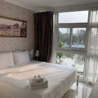 โรงแรมสวยคลาสสิคริมน้ำในราคาหลักร้อย