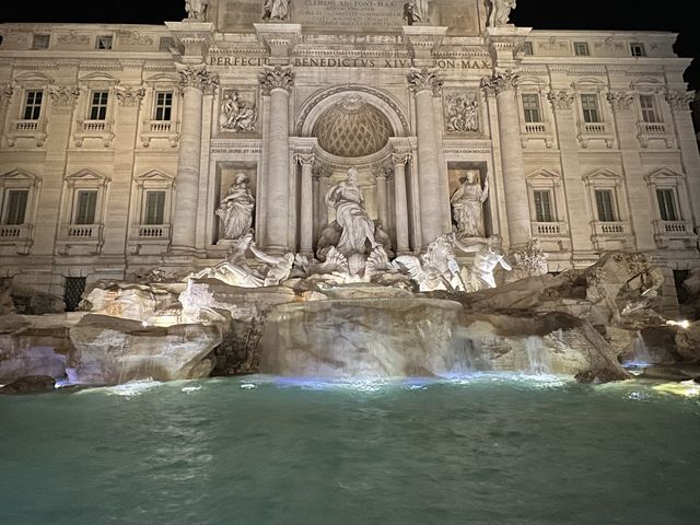 Fall - night out at Fontana di Trevi 🇮🇹 