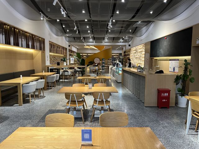 우아한 나선형 계단과 조용하고 세련된 공간의 북카페, 루스서점(如是书店)