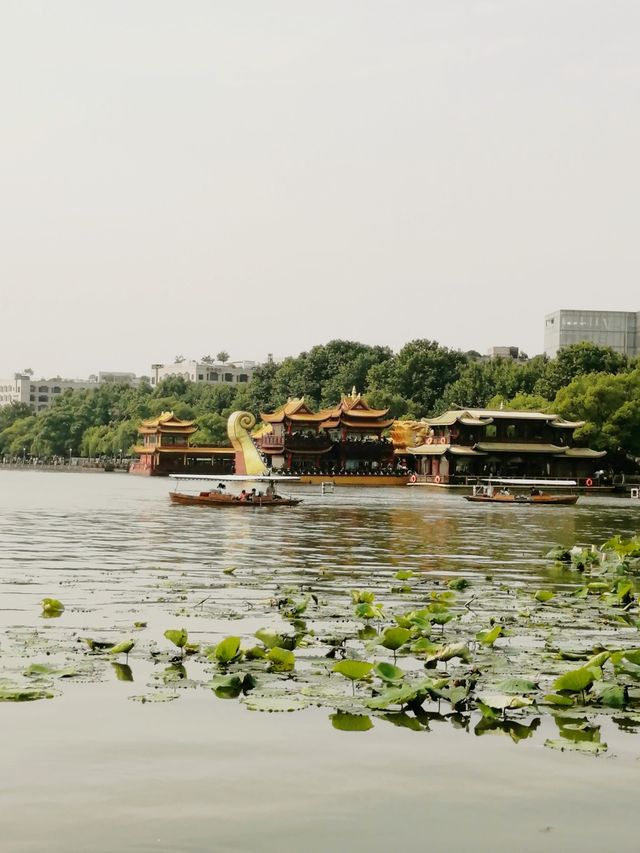 Not a lake in the middle of nowhere! 🛶🌅🌸