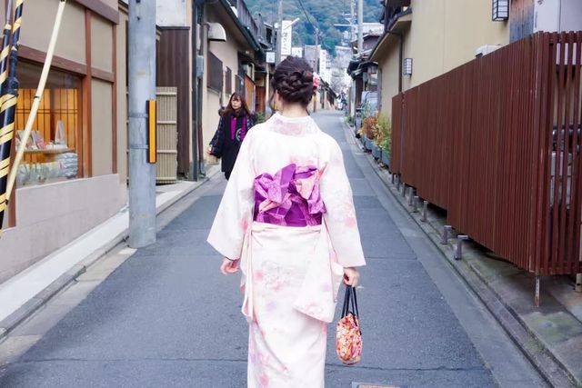 Go to Japan 🇯🇵 and wear a kimono 👘 for tourism