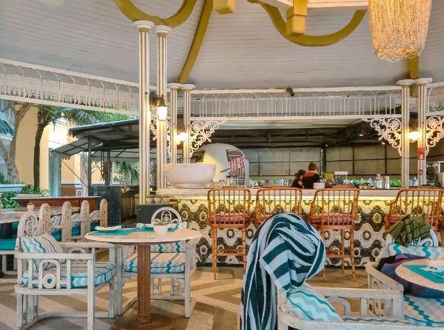 수영장 옆에서 바다 보며 즐기는 시원한 음료💕 Red Rum Restaurant