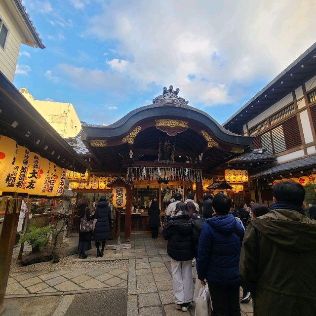 錦市場出て直ぐ、提灯が目印【錦天満宮】⭐