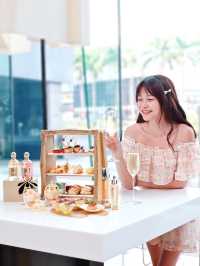 ✨金光閃閃的蜂蜜下午茶✨ 由Guerlain x Hotel Icon 唯港薈GREEN合作推出以全新殿級蜂皇升級版再生修護雙效精華及蜂蜜為主題的期間限定「金蜂悅蜜下午茶」🍯🐝  每款甜品都好精緻