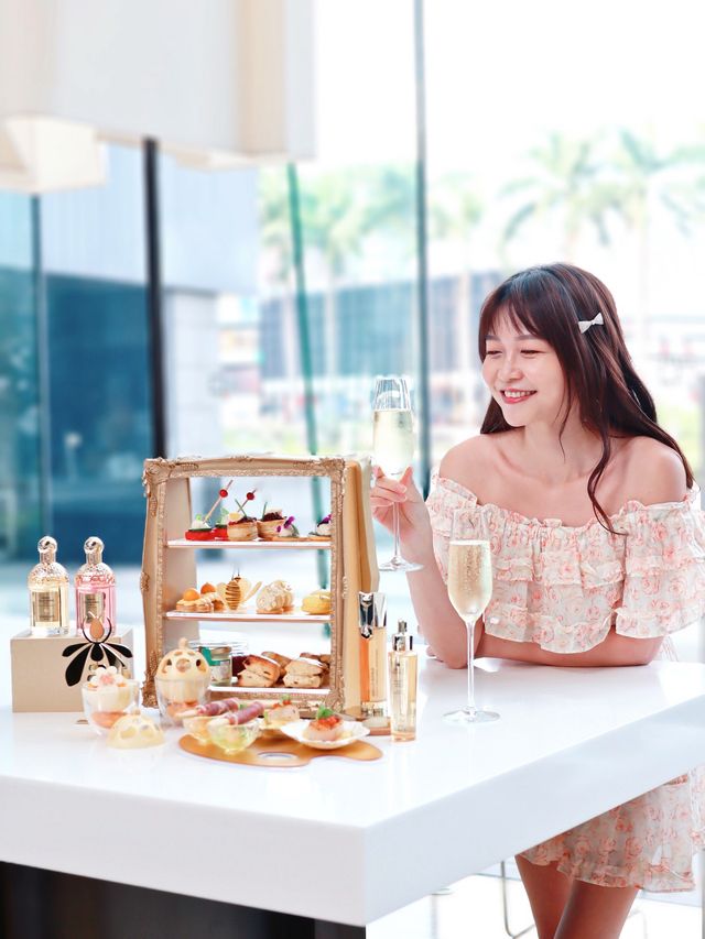 ✨金光閃閃的蜂蜜下午茶✨ 由Guerlain x Hotel Icon 唯港薈GREEN合作推出以全新殿級蜂皇升級版再生修護雙效精華及蜂蜜為主題的期間限定「金蜂悅蜜下午茶」🍯🐝  每款甜品都好精緻