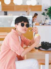 Daydream Café Chonburi  คาเฟ่ไอศครีมโทนขาวเหลือง