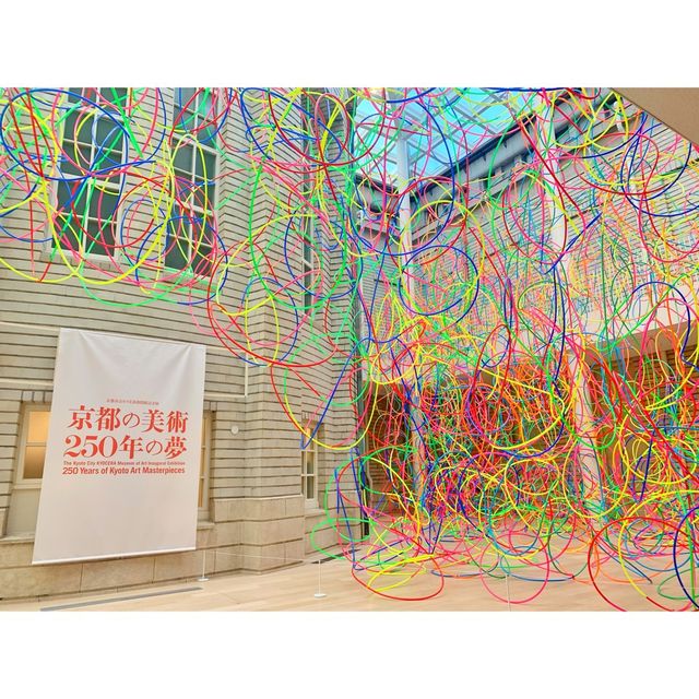 カラフルな展示の京都市京セラ美術館