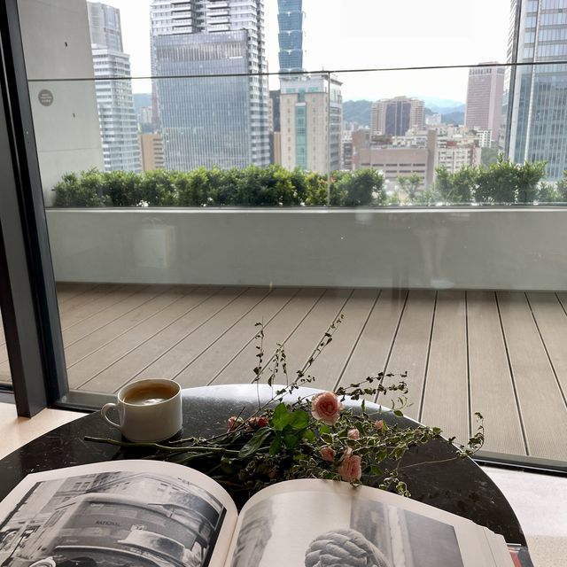 【台北松山 誠品行旅Eslite Hotel 】 聚合人文閱讀 ｜沈醉書香夢｜眺望101景色