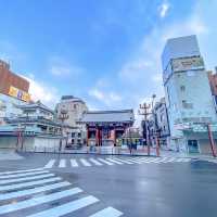 雪の翌朝の雷門通り周辺