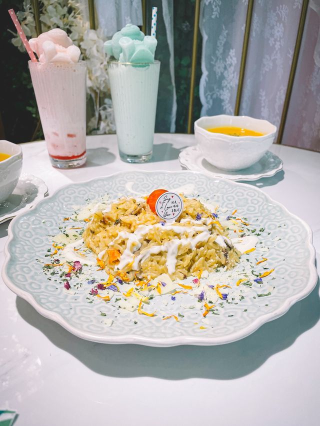 銅鑼灣cafe 花花籠同大型花牆