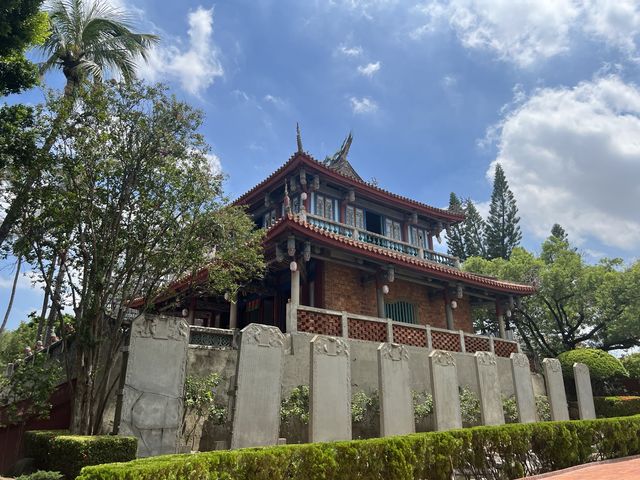 台南古蹟景點遊｜赤崁樓特色建築，紅色建築搭配藍天超棒的