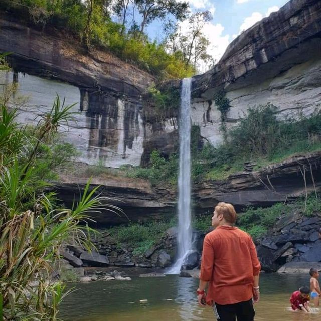 น้ำตกห้วยหลวง สวยงามอลังการ ใหญ่สุดในอีสานใต้