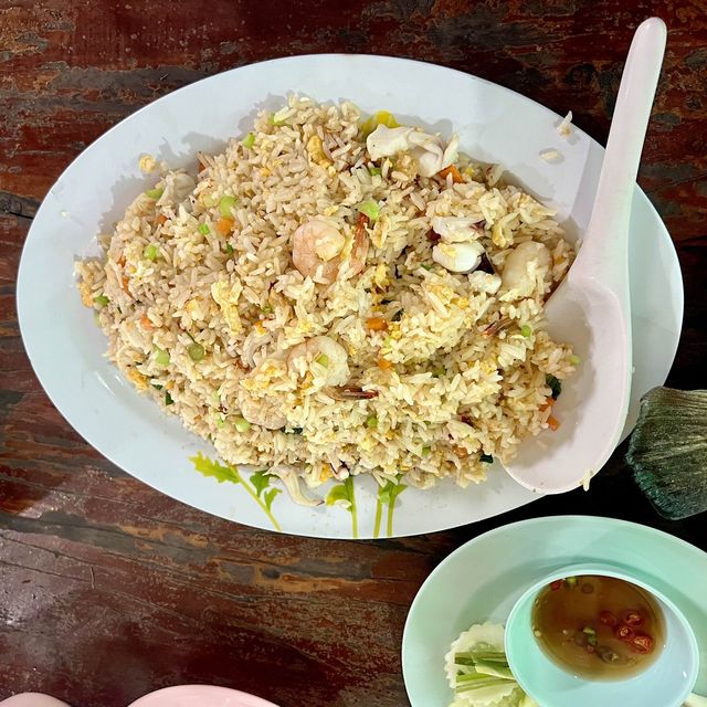 ร้านโฉมงาม ซีฟู้ด หาดแหลมสิงห์ 🦐
