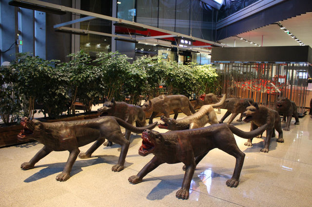 Enjoy shopping and art 