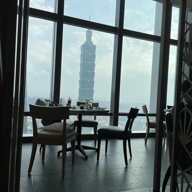 位於46樓的高級buffet