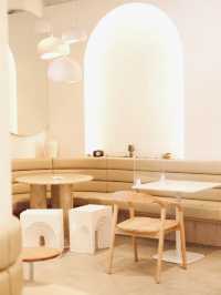 奶白色同木系為主調 Cafe