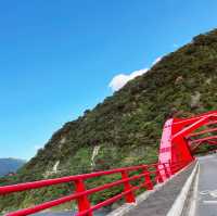 紅葉大橋｜山中的溪谷中紅色大橋
