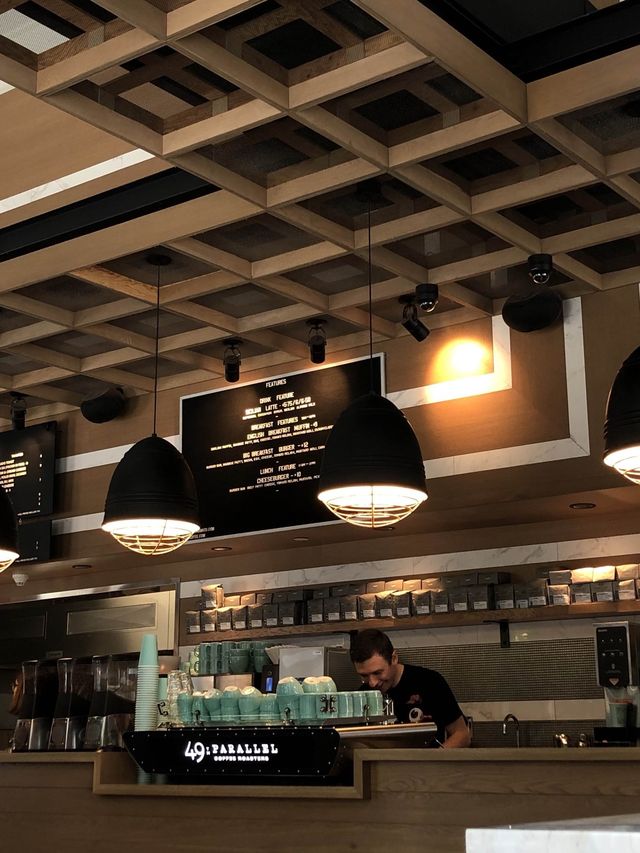야외테이블에 앉아 산미강한 커피를 즐길 수 있는 밴쿠버 49 parallel cafe!