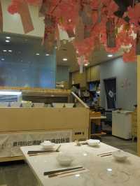 櫻花樹下台式火鍋，真材實料的湯底和高質牛肉 