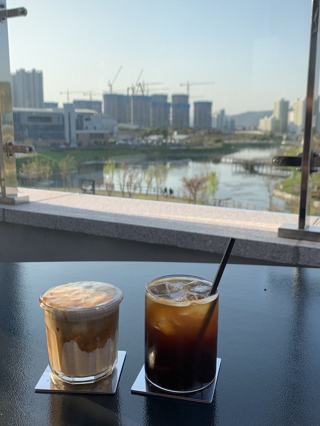☕️ 호수 공원이 한 눈에 보이는 루프탑 카페 ☕️