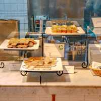 札幌グランドホテル・朝食ビュッフェ名物のアップルパイなどのデザートコーナー