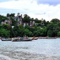 ชายหาดสวย  ทรายขาว น้ำทะเลสีฟ้า