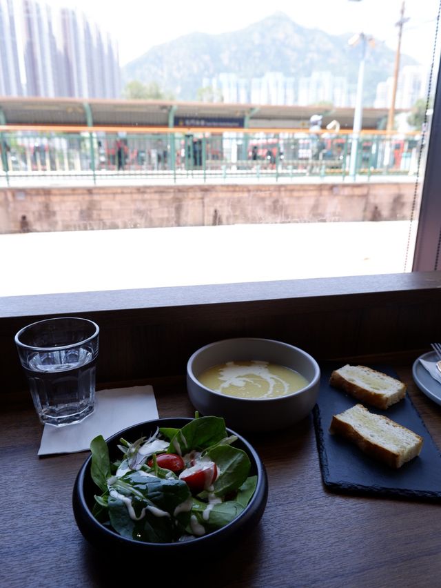 輕鐵旁的木系Cafe 