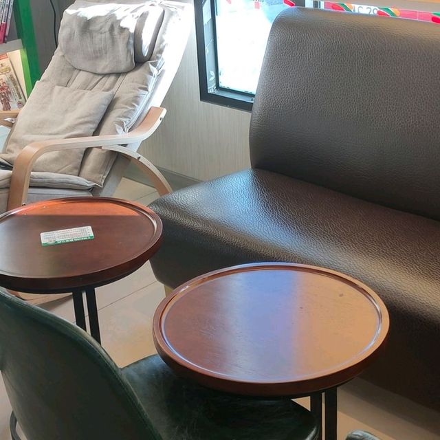 7-11銅高門市-博客來、甜甜圈、舒適座位區