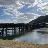 日本京都知名景點｜渡月橋，好多人坐在這裡吹風喝咖啡，還可以划船