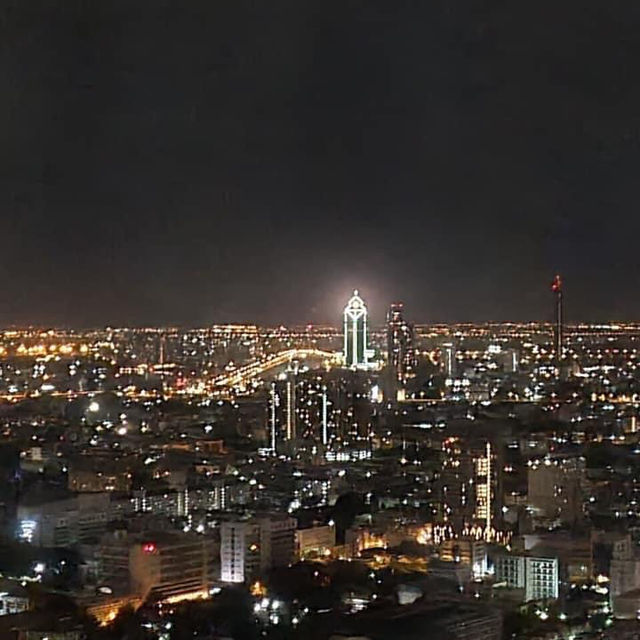 โรงแรมหรูมองเห็นวิวกรุงเทพยามค่ำคืน 