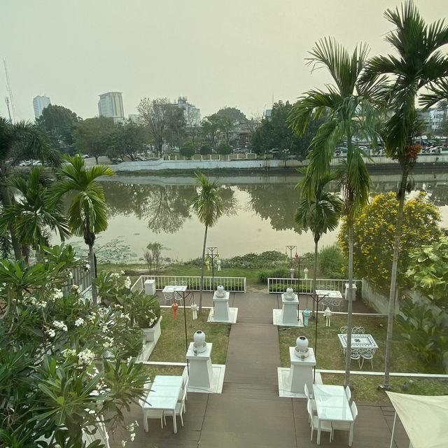โรงแรมสวยคลาสสิคริมน้ำในราคาหลักร้อย