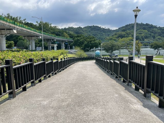 最棒的捷運公園可以直接欣賞捷運