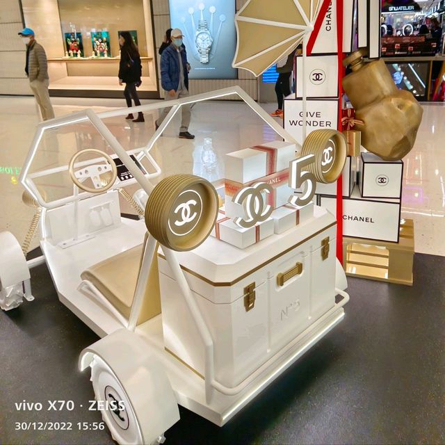 登月！請帶好你的星際護照，打包好行李！記得要帶五号香水！