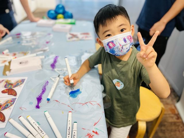 參觀兒童作品畫作展覽！有自己的作品展出～