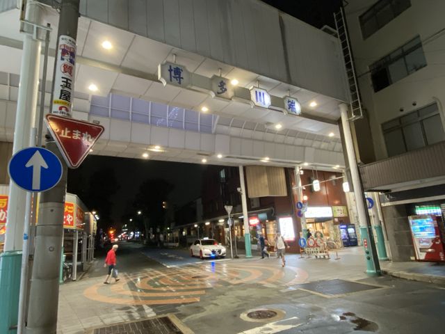 『キャナルシティ博多』と『博多リバレイン』を結ぶ『川端通商店街』