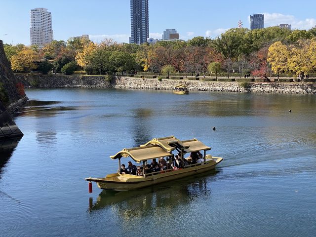 『大阪城御座船』で大阪城のお堀をクルーズ。